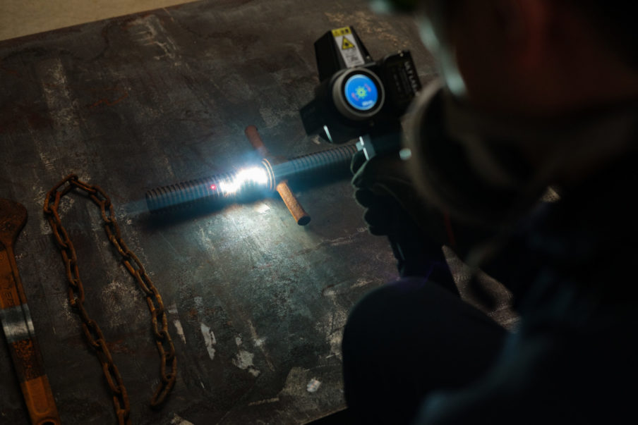 レーザーアブレーションとは？原理と熱加工との違い。洗浄への産業応用