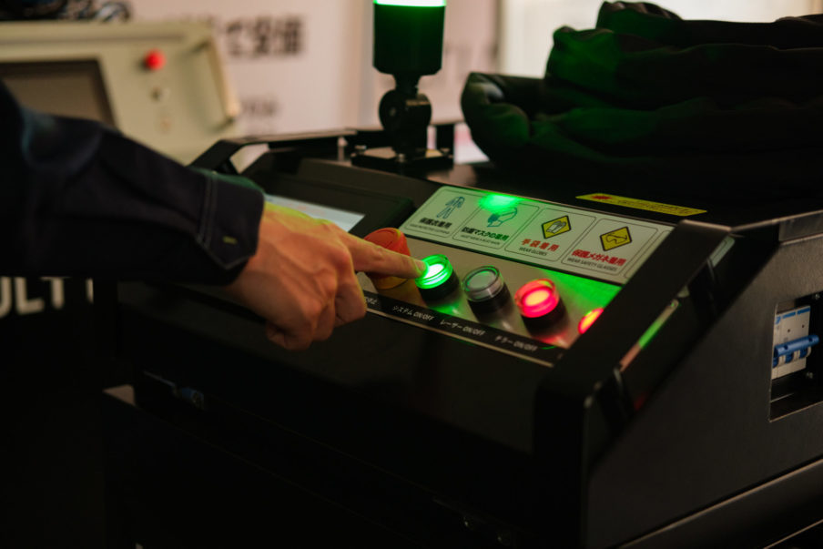 レーザークリーナーの価格相場は？導入コストと安さのリスクを解説