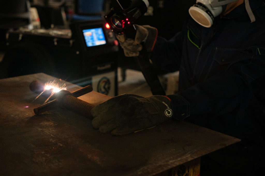 レーザークリーナーを使用している様子の写真