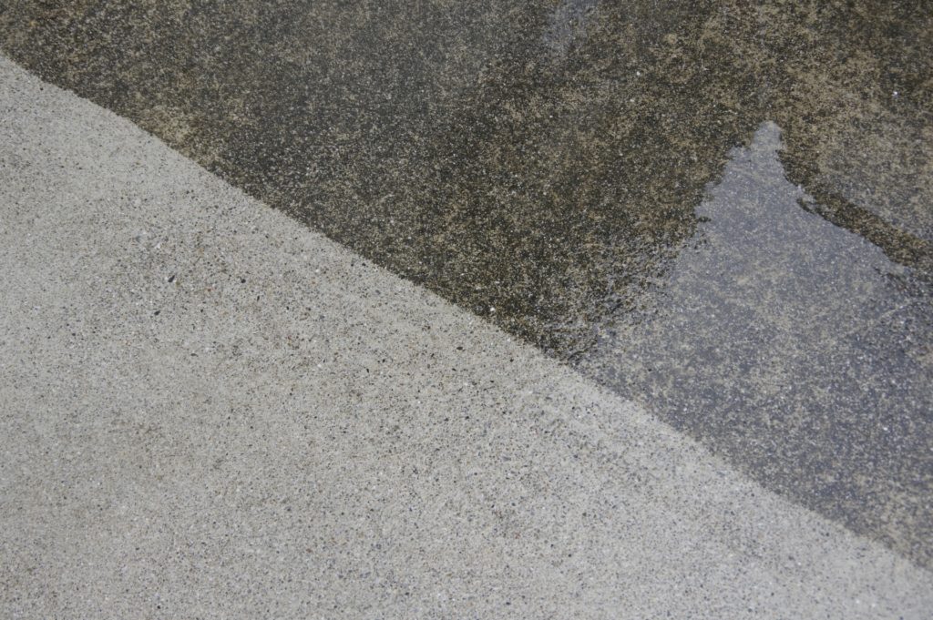 汚れが付着したコンクリートの画像